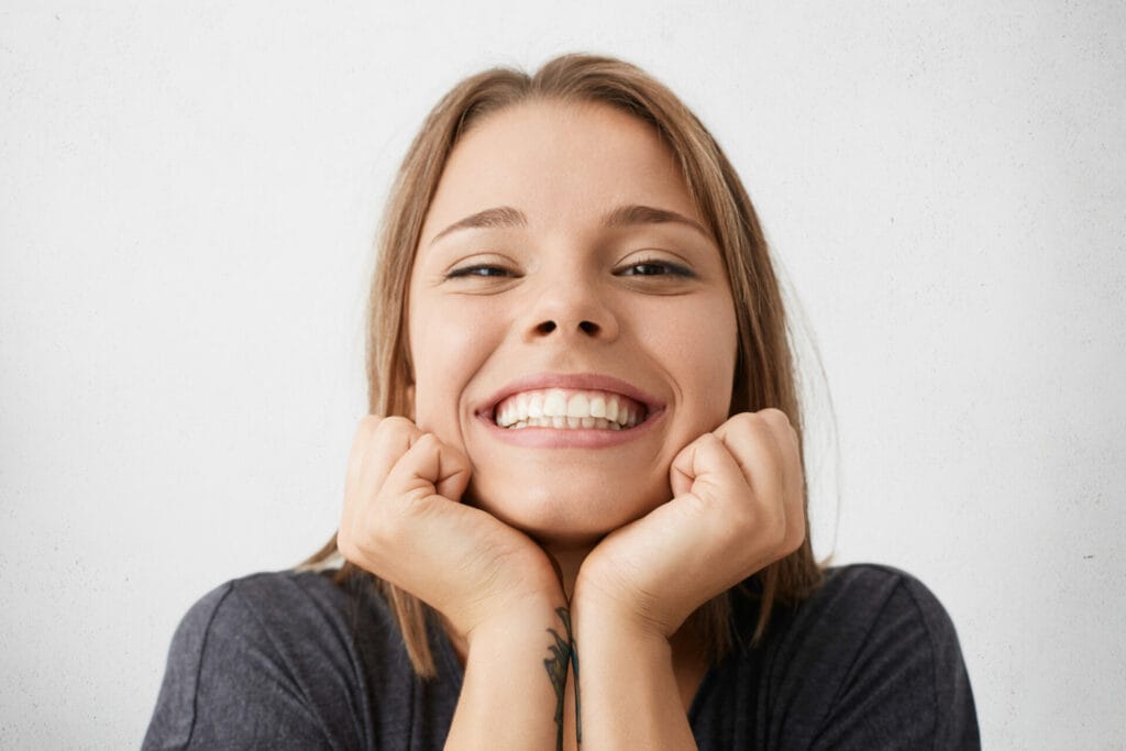 paciente clínica dental sonriendo dientes blancos