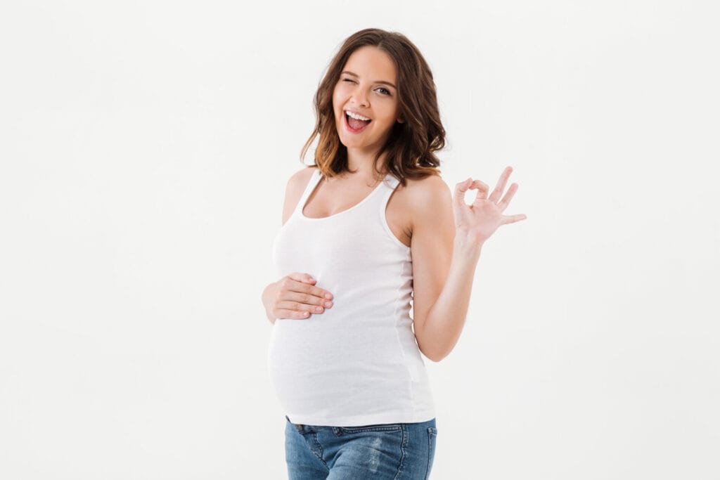 Mujer embarazada sonriendo